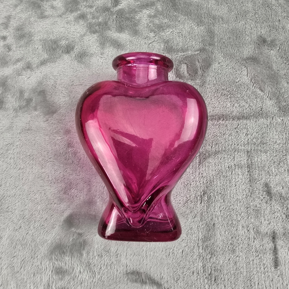 Heart-Shaped Pink Glass Vase - Picture 3 of 7